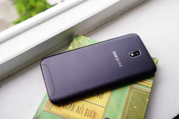 Chiếc điện thoại Samsung Galaxy J7 Pro bộ nhớ trong 32GB cho bạn lưu trữ nhiều dữ liệu