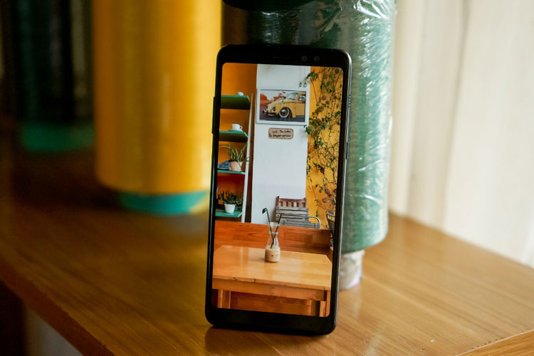 Thiết kế hiện đại với những đường nét tinh tế của Galaxy A8s ẽ mang đến bạn sự thời trang đầy cuốn hút