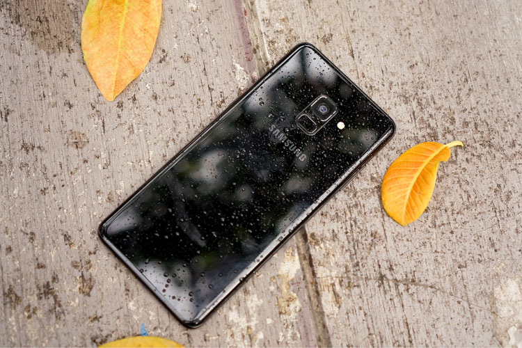 Tính năng chống nước, chống bụi trên bộ đôi điện thoại cho bạn thoải mái mang máy theo bên mình bất kể thời tiết