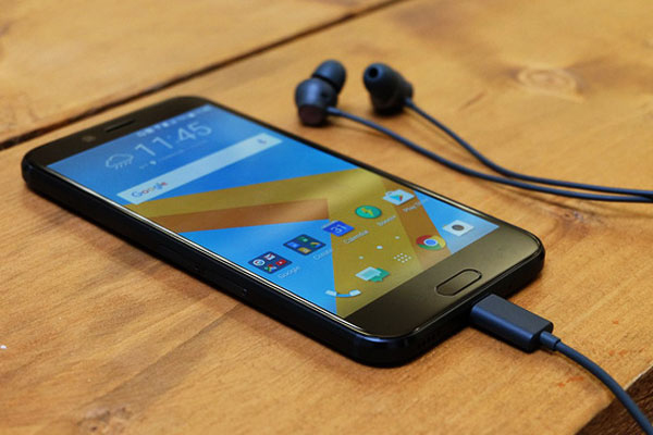 Đến năm 2017, chiếc HTC 10 Evo được hãng loại bỏ jack cắm 3.5mm