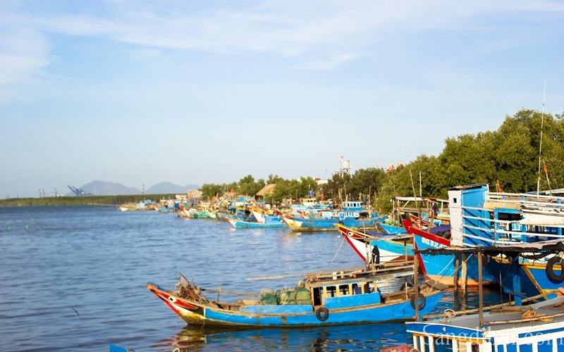Nếu thích trải nghiệm những cảm giác mới mẻ, lội bộ chụp ngàn tấm ảnh ở con đường đá, cánh đồng muối độc đáo thì hãy đến đảo Thạnh An, Cần Giờ