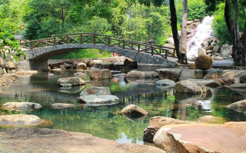 Khu du lịch Thủy Châu, Dĩ An, Bình Dương với không gian thoáng mát, cùng những còn suối đá thích hợp để tổ chức tiệc nướng cắm trại ngoài trời
