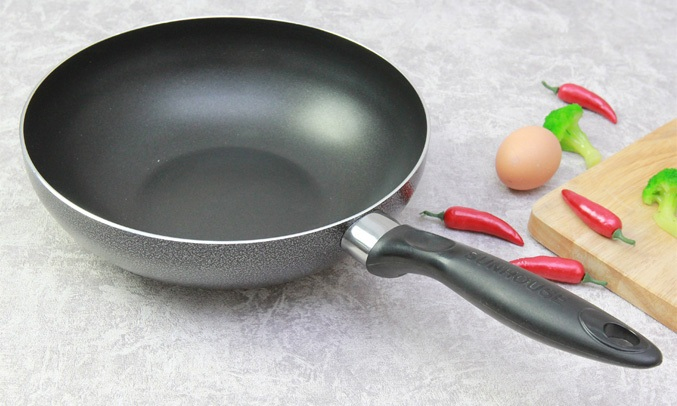 Chảo&nbsp;Sunhouse 22cm SHS22 được làm từ chất liệu hợp kim nhôm có lớp chống dính cao cấp