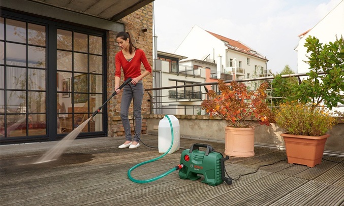 M&aacute;y phun xịt rửa &aacute;p lực cao Bosch AQT 100 c&oacute; chế độ tự động bơm