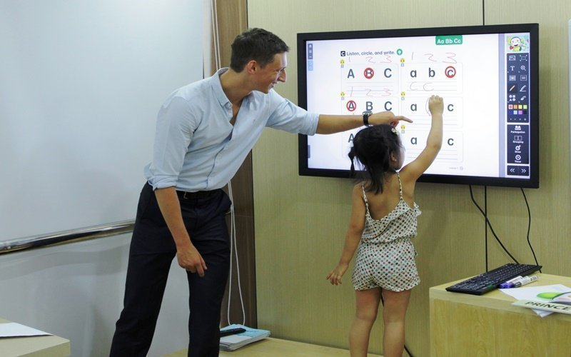 Bé học được nhiều thứ qua tivi