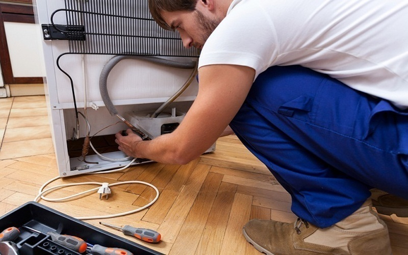 Mẹo nhỏ để kiểm tra tủ có bị rò rỉ gas là dùng xà phòng quét lên đường ống, dàn nóng hay dàn lạnh