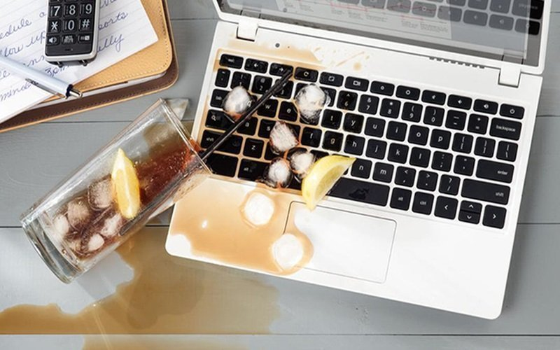 Không nên ăn uống ngay trước laptop