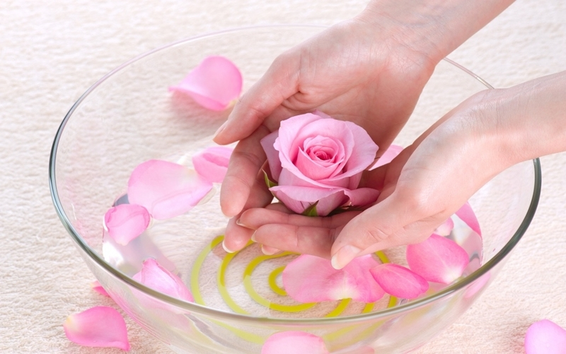 Chậu nước và ít cánh hoa vẫn luôn là mẹo được các mẹ truyền tai nhau