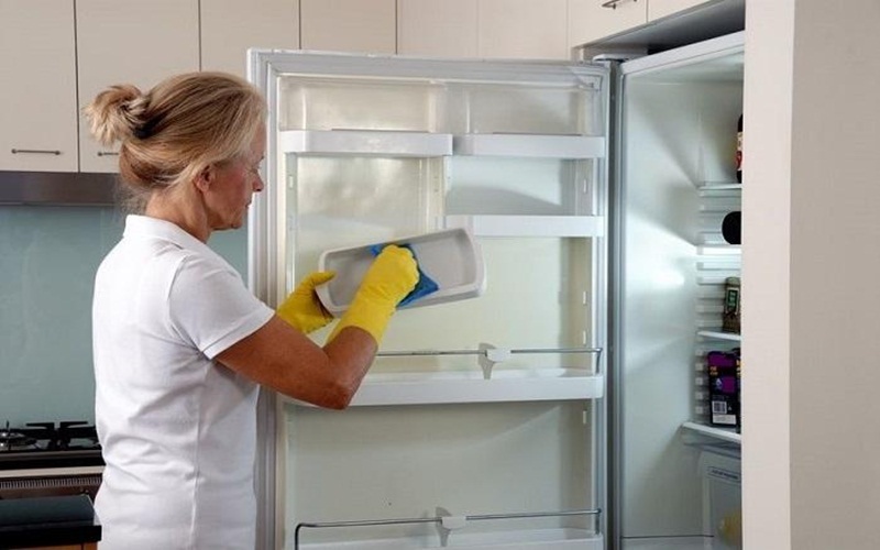 Nên kiểm tra và vệ sinh tủ lạnh thường xuyên