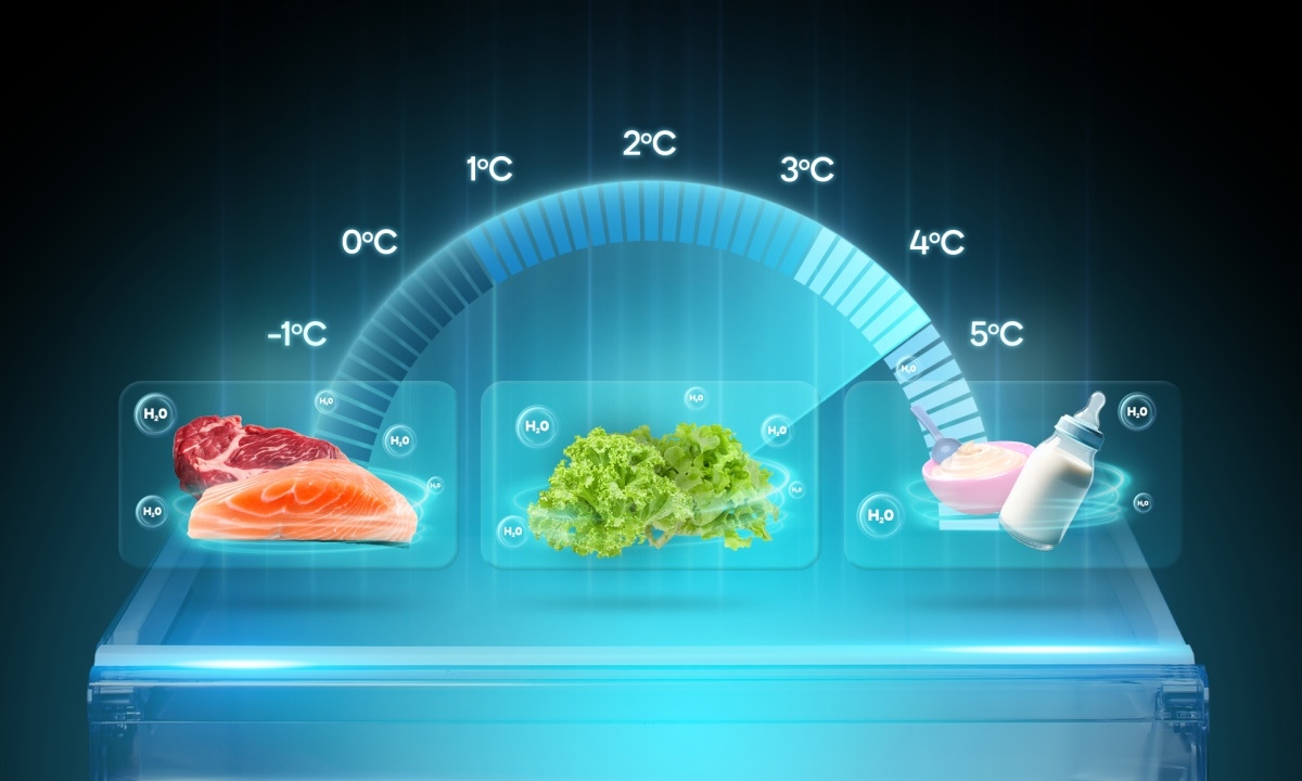 Khay kệ linh hoạt, tối ưu không gian lưu trữ Bên trong tủ được thiết kế hệ thống khay kệ kính cường lực có thể điều chỉnh độ cao linh hoạt, giúp sắp xếp thực phẩm gọn gàng và phù hợp với từng nhu cầu sử dụng. Kết hợp cùng đèn LED chiếu sáng trần tủ giúp không gian bên trong luôn sáng rõ, thuận tiện quan sát và lấy thực phẩm vào bất cứ thời điểm nào trong ngày.