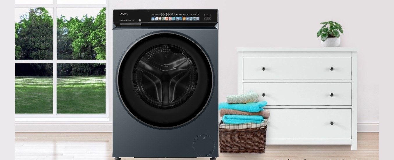 Máy giặt cửa trước thiết kế hiện đại, khối lượng giặt lớn tới 12 kg thích hợp gia đình nhiều người Máy giặt Aqua Inverter AWD12-BD4377U1L(GN) sở hữu thiết kế cửa trước hiện đại cùng gam màu xanh rêu nổi bật, mang đến vẻ sang trọng và tinh tế cho không gian giặt giũ. Với khối lượng giặt 12kg, sản phẩm phù hợp cho gia đình từ 5–7 thành viên, đáp ứng tốt nhu cầu giặt quần áo hàng ngày và cả chăn ga, đồ dùng kích thước lớn.