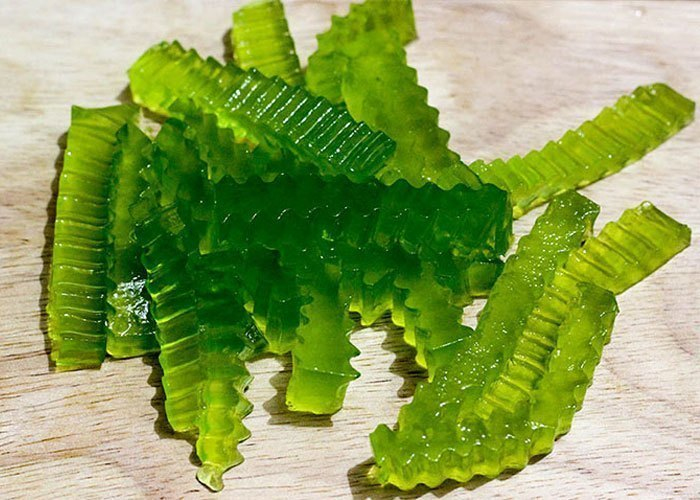 Dùng dao cắt thạch dứa thành những sợi vừa ăn như hình