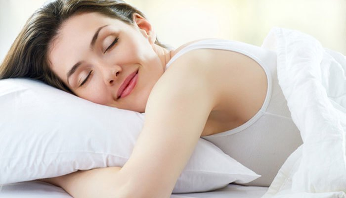 Vừa đắp chăn vừa bật máy lạnh sẽ giúp bạn cảm thấy thư giản và có giấc ngủ chất lượng