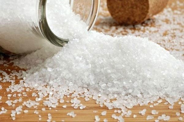 Sử dụng muối thô khi vệ sinh bàn ủi để đạt kết quả tốt hơn