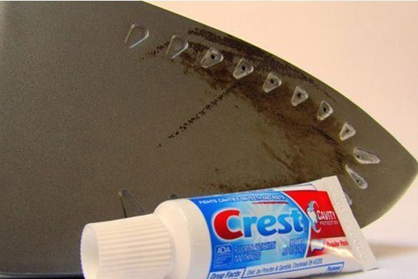 Sử dụng kem đánh răng cho bề mặt bàn ủi, tại sao không?