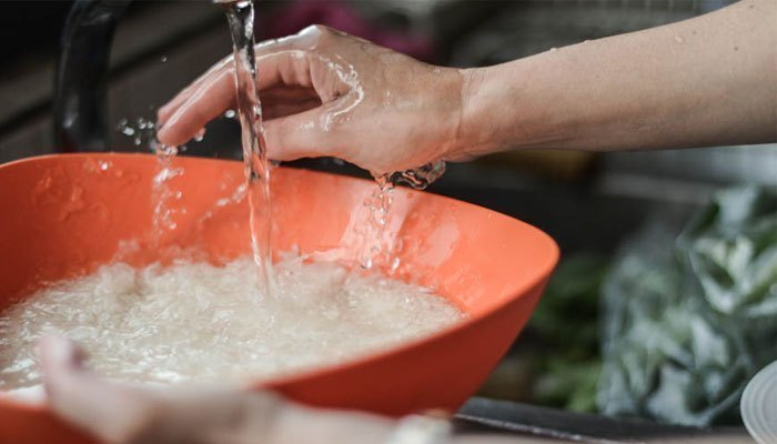 Vo gạo với muối sẽ giúp hạn chế ôi thiu và giúp cơm ngon hơn khi nấu cơm bằng nồi cơm điện