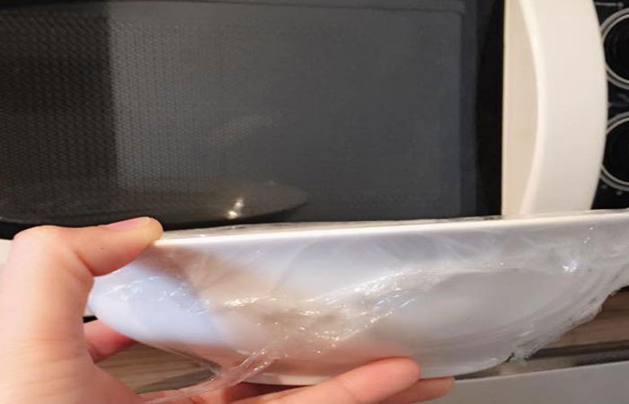 Bọc kín cơm trước khi cho vào lò vi sóng