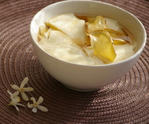 Rắc thêm vài miếng gừng để chén tàu hũ nước đường thêm bắt mắt nhé!