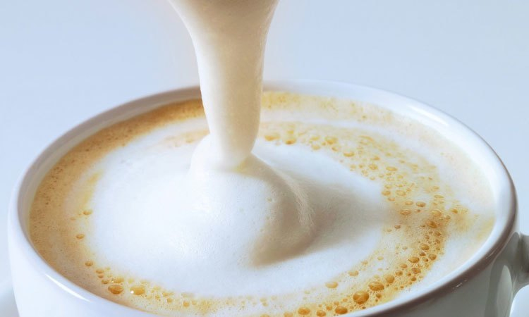 Lấy ra khỏi lò vi sóng và cho lớp Milk Foam ra ly và thưởng thức thôi nào!