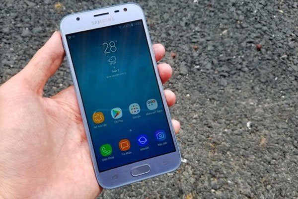 Điểm trừ duy nhất về phần màn hình của điện thoại galaxy j3 pro chính là viền đen xung quanh, tuy nhiên nếu bạn sử dụng phiên bản màu đen thì có thể kiểm tra thủ tục này.