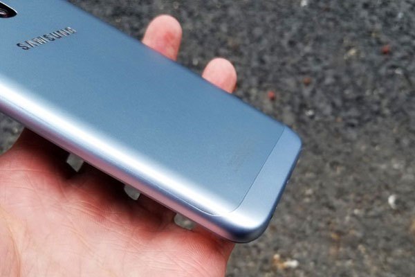 Viền nhựa dẻo của điện thoại Galaxy J3 Pro bo cong mềm thương mại sang hai bên cạnh máy và liền mạch với khung viền nhựa hai bên.