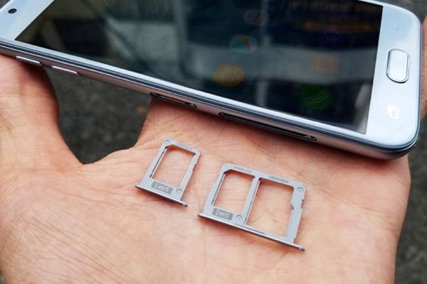 Việc thiết kế khe SIM chuẩn Nano và khe thẻ nhớ microSD hỗ trợ dung lượng tối đa lên đến 256GB là một điểm cộng khác trên chiếc điện thoại Galaxy J3 Pro