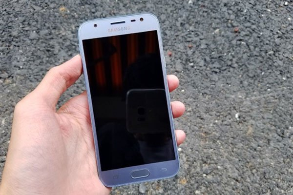Mặt trước của điện thoại Galaxy J3 Pro cũng được làm tông màu xanh như phần mặt lưng và được bảo vệ bằng kính cường lực bo cong 2.5D mang đến cảm giác vuốt cảm ứng thoải mái hơn.