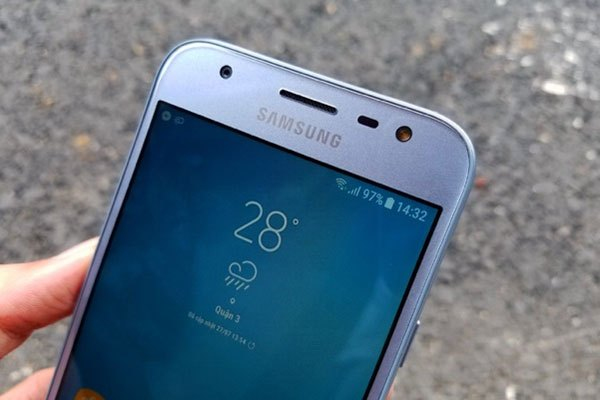 Cạnh trên của điện thoại Galaxy J3 Pro gồm: camera độ phân giải 5MP khẩu độ f/2.2, dải loa thoại, cảm biến tiệm cận và đèn flash LED trợ sáng khi chụp selfie.