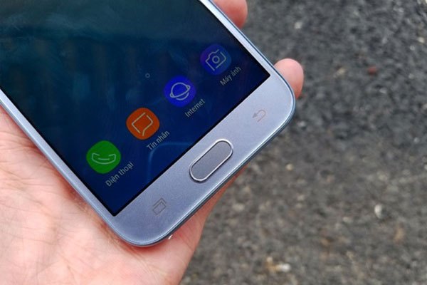 Cạnh dưới gồm: hai phím cảm ứng chức năng Menu và Back không có đèn nèn, chính giữa là nút Home cứng vật lý và không có cảm biến vân tay, một yếu tố khác được Samsung rút gọn trên chiếc điện thoại Galaxy J3 Pro