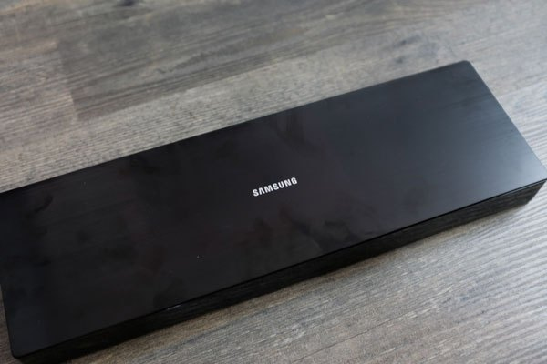 Cận cảnh hộp One Connect của tivi QLED Samsung QA65Q7FAMKXXV