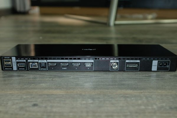 One Connect của tivi QLED Samsung QA65Q7FAMKXXV được trang bị đầy đủ các cổng kết nối phía sau từ HDMI, Optical, LAN, USB và cổng kết nối tín hiệu truyền hình.