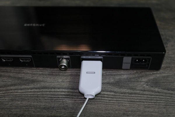 Một đầu dây được cắm với One Connect của tivi...
