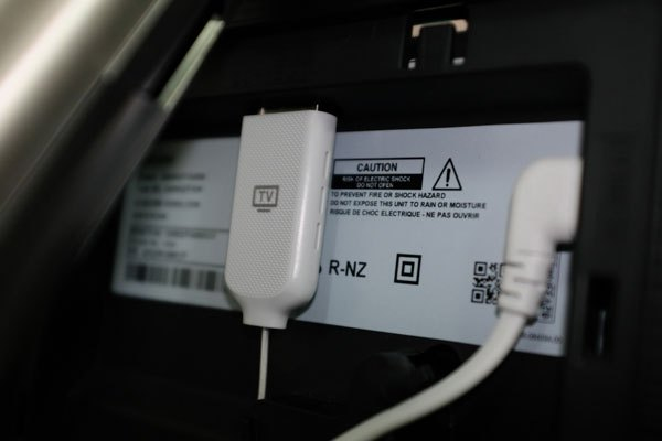 ... đầu dây còn lại kết nối vào phía sau tivi QLED Samsung QA65Q7FAMKXXV. Và thế là chiếc tivi QLED này chỉ cần dùng đến 2 sợi dây cáp duy nhất là dây One Connect và dây nguồn.