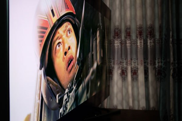 Bức ảnh chứng tỏ góc nhìn tivi QLED Samsung QA65Q7FAMKXXV rất rộng