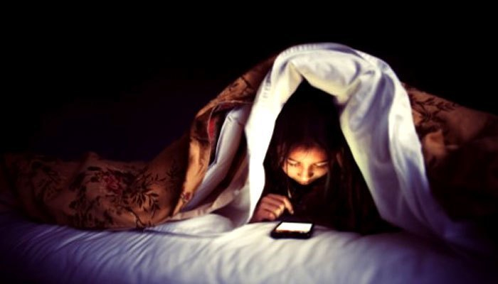 Sử dụng điện thoại khi đi ngủ cũng là nguyên nhân khiến thị lực của bạn bị giảm thậm chí là mù lòa