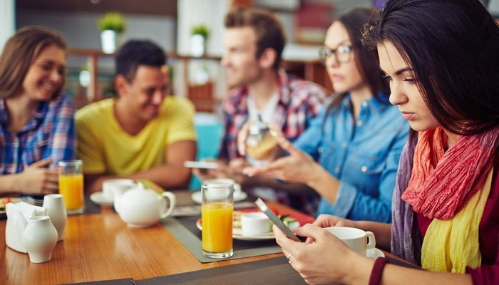 Sử dụng điện thoại khi ăn sẽ dễ làm bạn quên luôn bữa ăn của mình