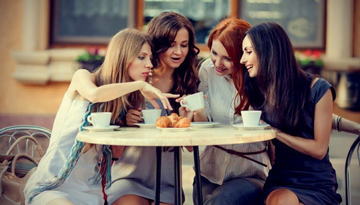 Đi cà phê với bạn bè cũng là một cách cai điện thoại hữu ích