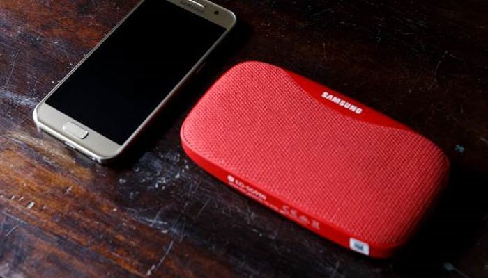 Loa Bluetooth Samsung Slim tặng kèm khi mua điện thoại Samsung Galaxy A3 2017 không chỉ mang lại âm thanh sống động mà còn có khả năng chống nước hiện đại