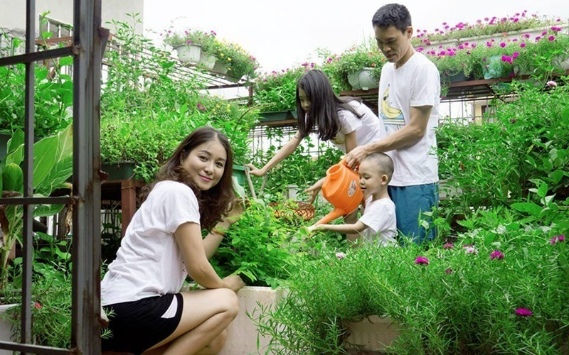 Tận hưởng buổi sáng yên bình với việc chăm sóc vườn cây cùng cả nhà