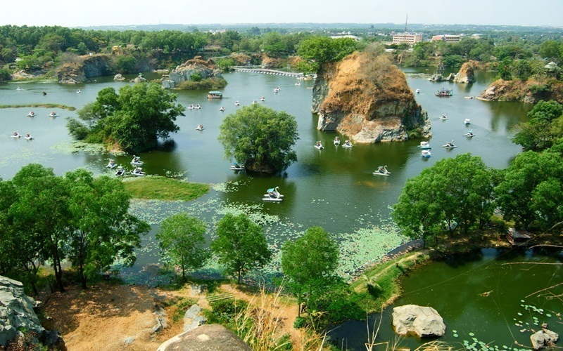 Khu du lịch Bửu Long, Biên Hòa, Đồng Nai với cảnh sắc non nước hữu tình như một Vịnh Hạ Long thu nhỏ, khiến giới trẻ phát cuồng.