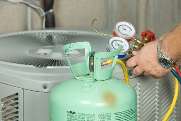 Máy lạnh bị thiếu gas hoặc hết gas sẽ gây ra hiện tượng chảy nước