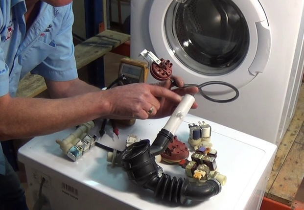 Nhân viên hỗ trợ thay đường ống nước và motor vì máy giặt Toshiba không xả nước