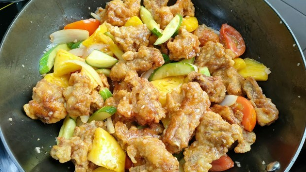 Sườn xào chua ngọt kiểu Hoa giòn rụm, thấm đẫm sốt chua ngọt