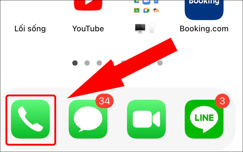 Vào biểu tượng Điện thoại trên iPhone