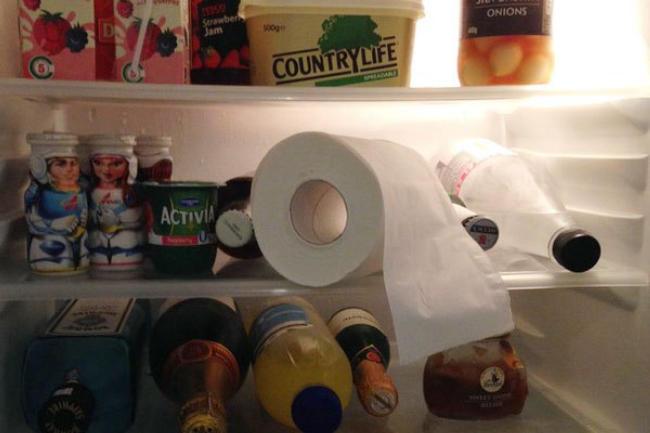 Cách khử mùi tủ lạnh bằng giấy vệ sinh