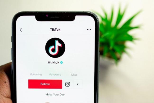 Follow tài khoản TikTok khác