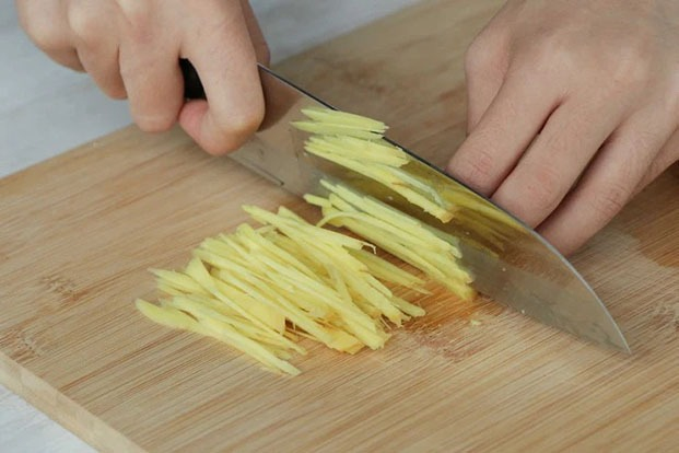 Thái nhỏ gừng trước khi chế biến (Nguồn: Internet)