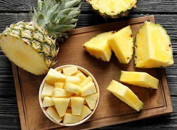 Sơ chế dứa và chắt lấy nước (Nguồn: Internet)