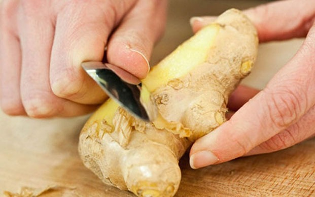 Sơ chế gừng trước khi chế biến (Nguồn: Internet)