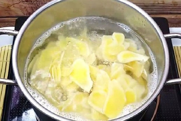 Luộc gừng để gừng giảm bớt độ cay (Nguồn: Internet)